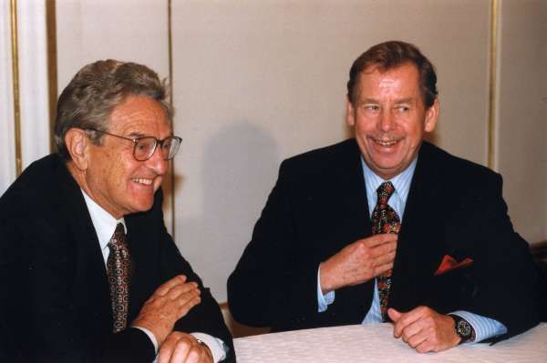 George Soros s Václavem Havlem během Fora 2000 v roce 1999